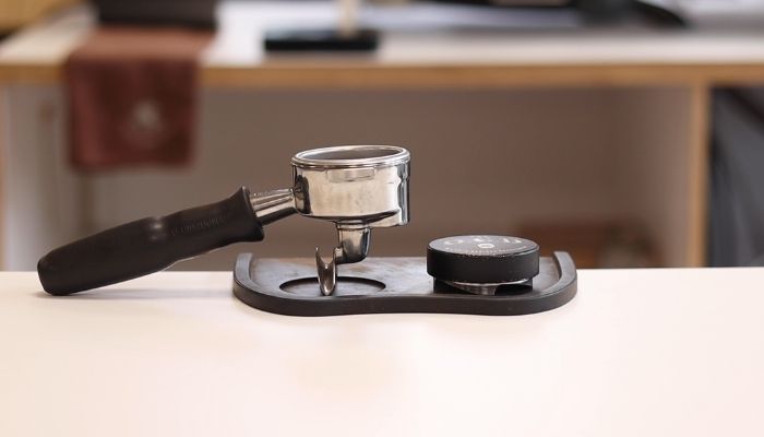 Espresso Distribution tool on bench||distribution methods extraction time chart|distribution methods extraction yield chart|palm tapping distribution animation|Espresso Shot Channeling|OCD Coffee Distribution Tool